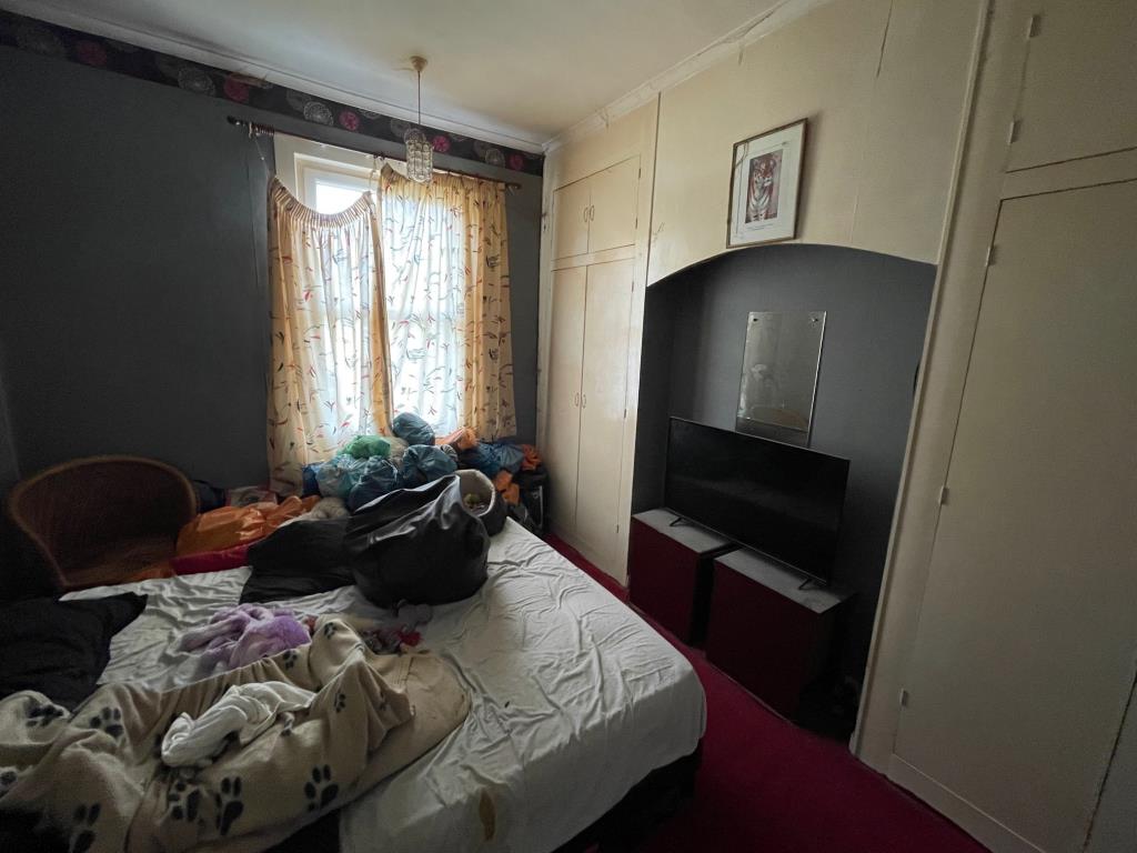 Lot: 37 - VACANT SEMI-DETACHED HOUSE FOR IMPROVEMENT - Bedroom two